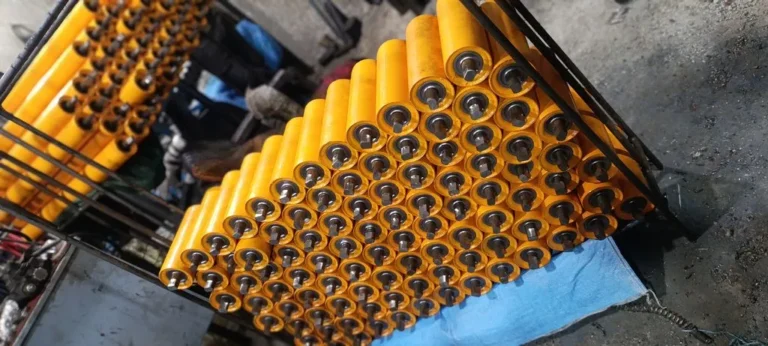 رولیک‌های نوار نقاله زرد رنگ تولید شده توسط سیکارول در انبار کارخانه